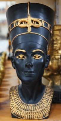 Statute of Nefertiti with jewelry